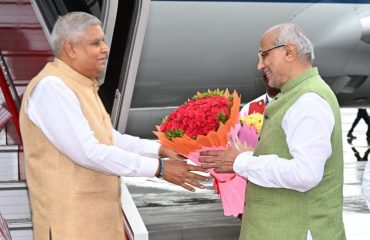27.05.2025 : उपराष्ट्रपती जगदीप धनखड यांचे एक दिवसाच्या दौऱ्यासाठी आज मुंबई येथे आगमन झाले. राज्यपाल सी पी राधाकृष्णन यांनी आगमनप्रसंगी उपराष्ट्रपती व डॉ सुदेश धनखड यांचे स्वागत केले. यावेळी राजशिष्टाचार मंत्री जयकुमार रावल हे देखील उपस्थित होते. उपराष्ट्रपती धनखड यांच्या उपस्थितीत मुंबईतील आंतरराष्ट्रीय लोकसंख्या विज्ञान संस्थेचा (आयआयपीएस) ६५ वा आणि ६६ वा दीक्षांत समारंभ होणार आहे.