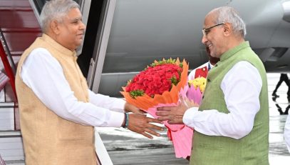 27.05.2025 : उपराष्ट्रपती जगदीप धनखड यांचे एक दिवसाच्या दौऱ्यासाठी आज मुंबई येथे आगमन झाले. राज्यपाल सी पी राधाकृष्णन यांनी आगमनप्रसंगी उपराष्ट्रपती व डॉ सुदेश धनखड यांचे स्वागत केले. यावेळी राजशिष्टाचार मंत्री जयकुमार रावल हे देखील उपस्थित होते. उपराष्ट्रपती धनखड यांच्या उपस्थितीत मुंबईतील आंतरराष्ट्रीय लोकसंख्या विज्ञान संस्थेचा (आयआयपीएस) ६५ वा आणि ६६ वा दीक्षांत समारंभ होणार आहे.