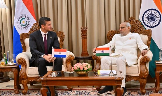 04.06.2025: Governor C. P. Radhakrishnan welcomed the President of the Republic of Paraguay Santiago Pena Palacios upon his arrival in Raj Bhavan, Mumbai on his first State Visit to Maharashtra. President Santiago Peña who is on a 3 day visit to India, expressed his deep admiration for all that he has witnessed during his visit to India. He expressed hope that India, as the world’s fourth-largest economy, will play an even more significant role on the global stage in the years ahead. Highlighting Paraguay’s strengths as the
