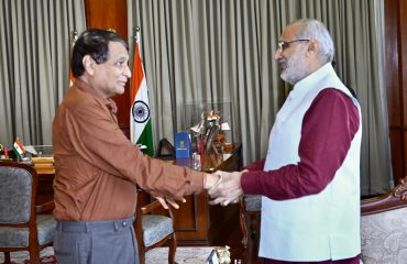 17.06.2025: Former Union Minister Suresh Prabhu met Maharashtra Governor C. P. Radhakrishnan at Raj Bhavan, Mumbai. This was a courtesy call.