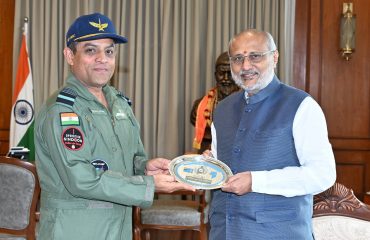 18.06.2025: भारतीय हवाईदलाच्या दक्षिण-पश्चिम कमानचे मुख्य अधिकारी एयर मार्शल नागेश कपूर यांनी राज्यपाल सी. पी. राधाकृष्णन यांची राज भवन, मुंबई येथे सदिच्छा भेट घेतली.