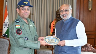 18.06.2025: भारतीय हवाईदलाच्या दक्षिण-पश्चिम कमानचे मुख्य अधिकारी एयर मार्शल नागेश कपूर यांनी राज्यपाल सी. पी. राधाकृष्णन यांची राज भवन, मुंबई येथे सदिच्छा भेट घेतली.