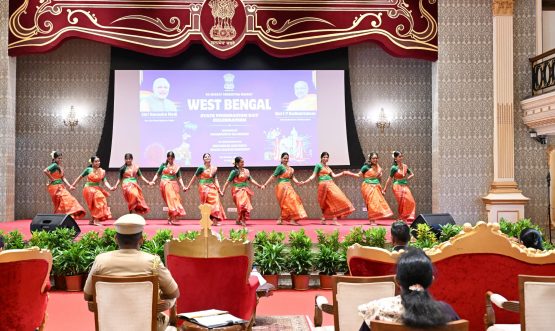 20.06.2025: The West Bengal State Foundation Day was celebrated in presence of State Governor C P Radhakrishnan at Maharashtra Raj Bhavan in Mumbai. Students and artists of the Punyashlok Ahilyadevi Holkar Solapur University presented a cultural programme comprising folk songs and dance depicting the cultural traditions of West Bengal on the occasion. Secretary to the Governor Dr. Prashant Naranware, Vice Chancellor of Punyashlok Ahilyadevi Holkar Solapur University Prof. Prakash Mahanwar, Deputy Secretary to the Governor S Ramamurthy, Student Development Officer of PAHSU Dr. Kedarnath Kalwane, Bengali-speaking invitees from Mumbai, student artists of the university and members of Raj Bhavan family were present. Two students of the university presented their live paintings to the Governor on this occasion. The students presented the folk song 'Elo Durga Maa', a monologue on West Bengal through the eyes of Rabindranath Tagore, Raibenshe folk dance and Jhumar folk dance.