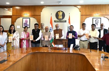 19.06.2025: लेखक, विचारवंत व रा. स्व. संघाचे प्रचारक रमेश पतंगे लिखित 'व्हाय आर वी इन द आरएसएस?...' या इंग्रजी पुस्तकाचे प्रकाशन राज्यपाल सी. पी. राधाकृष्णन यांच्या हस्ते राजभवन मुंबई येथे संपन्न झाले. प्रकाशन सोहळ्याला रमेश पतंगे, 'आम्ही संघात का आहोत?...' या पतंगे यांच्या मूळ मराठी पुस्तकाचे अनुवादक डॉ अश्विन रांजणीकर, राज्यपालांचे सचिव डॉ प्रशांत नारनवरे व इतर निमंत्रित उपस्थित होते.  रा. स्व. संघाच्या शताब्दी वर्षानिमित्त 'साप्ताहिक विवेक'तर्फे प्रकाशित या पुस्तकाला सरसंघचालक डॉ. मोहन भागवत यांची प्रस्तावना आहे.