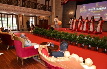 20.06.2025: एक भारत श्रेष्ठ भारत' उपक्रमांतर्गत आज राज्यपाल सी पी राधाकृष्णन यांच्या प्रमुख उपस्थितीत महाराष्ट्र राजभवन येथे पश्चिम बंगाल राज्य स्थापना दिवस सांस्कृतिक कार्यक्रमाच्या माध्यमातून साजरा करण्यात आला. यावेळी पुण्यश्लोक अहिल्यादेवी होळकर सोलापूर विद्यापीठाच्या विद्यार्थ्यांनी पश्चिम बंगालच्या लोकसंस्कृतीचे दर्शन घडवणारा लोकगीत व नृत्याचा कार्यक्रम सादर केला.   
कार्यक्रमाला राज्यपालांचे सचिव डॉ प्रशांत नारनवरे, पुण्यश्लोक अहिल्यादेवी होळकर सोलापूर विद्यापीठाचे कुलगुरु प्रा प्रकाश महानवर, राज्यपालांचे उपसचिव एस राममूर्ती, विद्यार्थी विकास विभागाचे संचालक डॅा.केदारनाथ काळवणे, मुंबईतील बंगाली भाषिक निमंत्रित, विद्यापीठाचे विद्यार्थी कलाकार तसेच राजभवनातील अधिकारी व कर्मचारी उपस्थित होते. विद्यापीठाच्या दोन विद्यार्थ्यांनी यावेळी सजीव चित्रण करीत आपल्या कलाकृती राज्यपालांना भेट दिल्या. सांस्कृतिक कार्यक्रमात विद्यार्थ्यांनी पश्चिम बंगालचे 'एलो दुर्गा माँ' लोकगीत, रवींद्रनाथ टागोर यांच्या दृष्टीतून पश्चिम बंगाल हे एकपात्री सादरीकरण, रैबेनशे लोकनृत्य व मुलींचे झुमर लोकनृत्य सादर केले.