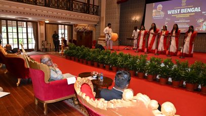 20.06.2025: एक भारत श्रेष्ठ भारत' उपक्रमांतर्गत आज राज्यपाल सी पी राधाकृष्णन यांच्या प्रमुख उपस्थितीत महाराष्ट्र राजभवन येथे पश्चिम बंगाल राज्य स्थापना दिवस सांस्कृतिक कार्यक्रमाच्या माध्यमातून साजरा करण्यात आला. यावेळी पुण्यश्लोक अहिल्यादेवी होळकर सोलापूर विद्यापीठाच्या विद्यार्थ्यांनी पश्चिम बंगालच्या लोकसंस्कृतीचे दर्शन घडवणारा लोकगीत व नृत्याचा कार्यक्रम सादर केला.   
कार्यक्रमाला राज्यपालांचे सचिव डॉ प्रशांत नारनवरे, पुण्यश्लोक अहिल्यादेवी होळकर सोलापूर विद्यापीठाचे कुलगुरु प्रा प्रकाश महानवर, राज्यपालांचे उपसचिव एस राममूर्ती, विद्यार्थी विकास विभागाचे संचालक डॅा.केदारनाथ काळवणे, मुंबईतील बंगाली भाषिक निमंत्रित, विद्यापीठाचे विद्यार्थी कलाकार तसेच राजभवनातील अधिकारी व कर्मचारी उपस्थित होते. विद्यापीठाच्या दोन विद्यार्थ्यांनी यावेळी सजीव चित्रण करीत आपल्या कलाकृती राज्यपालांना भेट दिल्या. सांस्कृतिक कार्यक्रमात विद्यार्थ्यांनी पश्चिम बंगालचे 'एलो दुर्गा माँ' लोकगीत, रवींद्रनाथ टागोर यांच्या दृष्टीतून पश्चिम बंगाल हे एकपात्री सादरीकरण, रैबेनशे लोकनृत्य व मुलींचे झुमर लोकनृत्य सादर केले.