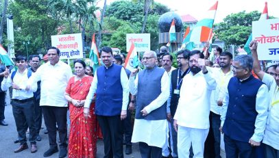 25.06.2025: Governor accompanied by Chief Minister Devendra Fadnavis flagges off a citizens rally from Raj Bhavan