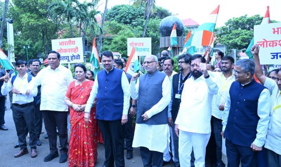 25.06.2025: Governor accompanied by Chief Minister Devendra Fadnavis flagges off a citizens rally from Raj Bhavan