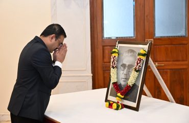 01.07.2025: Secretary to the Governor Dr. Prashant Narnaware offered floral tributes to the portrait of former Chief Minister of Maharashtra Vasantrao Naik on the occasion of late Shri Naik’s birth anniversary at Raj Bhavan, Mumbai. Deputy Secretary to the Governor S. Ramamoorthy, staff and officers of Raj Bhavan and State police were present on this occasion.