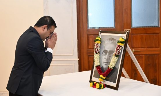 01.07.2025: Secretary to the Governor Dr. Prashant Narnaware offered floral tributes to the portrait of former Chief Minister of Maharashtra Vasantrao Naik on the occasion of late Shri Naik’s birth anniversary at Raj Bhavan, Mumbai. Deputy Secretary to the Governor S. Ramamoorthy, staff and officers of Raj Bhavan and State police were present on this occasion.