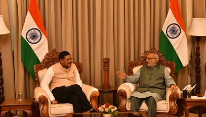 07.07.2025: भारताचे सरन्यायाधीश न्यायमूर्ती भूषण गवई यांनी आज राज्यपाल सी पी राधाकृष्णन यांची राजभवन मुंबई येथे सदिच्छा भेट घेतली. यावेळी राज्यपालांनी न्या. गवई यांचे अभिनंदन केले तसेच पुष्पगुच्छ तसेच स्मृतिचिन्ह देऊन त्यांचा सत्कार केला.