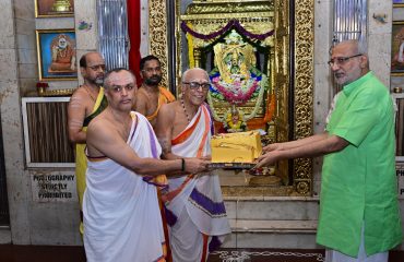 06.07.2025: राज्यपाल सी पी राधाकृष्णन यांनी आषाढी एकादशी निमित्त चेंबूर मुंबई येथील श्री शृंगेरी शंकर मठ शारदा मंदिराला भेट देऊन मंदिरातर्फे आयोजित आषाढी एकादशी विशेष सांस्कृतिक कार्यक्रमात भाग घेतला.   सुरुवातीला राज्यपालांनी श्री शृंगेरी शंकर मठ येथील देवी शारदा, श्री गणेश व शंकराचार्य यांच्या प्रतिमांचे दर्शन घेतले. कार्यक्रमाला श्री शृंगेरी शंकर मठ शारदा मंदिराचे मानद व्यवस्थापक डॉ मुथुकृष्णन, मंदिराचे विश्वस्त मोहन सुब्रमण्यम, जुना हनुमान मंदिर ट्रस्टचे विश्वस्त सुबोध आचार्य, डॉ. कुमारस्वामी, राज्यपालांचे सचिव डॉ प्रशांत नारनवरे, उपसचिव एस राममूर्ती आदी उपस्थित होते.
