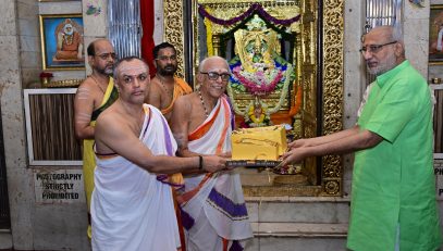 06.07.2025: राज्यपाल सी पी राधाकृष्णन यांनी आषाढी एकादशी निमित्त चेंबूर मुंबई येथील श्री शृंगेरी शंकर मठ शारदा मंदिराला भेट देऊन मंदिरातर्फे आयोजित आषाढी एकादशी विशेष सांस्कृतिक कार्यक्रमात भाग घेतला.   सुरुवातीला राज्यपालांनी श्री शृंगेरी शंकर मठ येथील देवी शारदा, श्री गणेश व शंकराचार्य यांच्या प्रतिमांचे दर्शन घेतले. कार्यक्रमाला श्री शृंगेरी शंकर मठ शारदा मंदिराचे मानद व्यवस्थापक डॉ मुथुकृष्णन, मंदिराचे विश्वस्त मोहन सुब्रमण्यम, जुना हनुमान मंदिर ट्रस्टचे विश्वस्त सुबोध आचार्य, डॉ. कुमारस्वामी, राज्यपालांचे सचिव डॉ प्रशांत नारनवरे, उपसचिव एस राममूर्ती आदी उपस्थित होते.