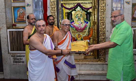 06.07.2025: राज्यपाल सी पी राधाकृष्णन यांनी आषाढी एकादशी निमित्त चेंबूर मुंबई येथील श्री शृंगेरी शंकर मठ शारदा मंदिराला भेट देऊन मंदिरातर्फे आयोजित आषाढी एकादशी विशेष सांस्कृतिक कार्यक्रमात भाग घेतला. सुरुवातीला राज्यपालांनी श्री शृंगेरी शंकर मठ येथील देवी शारदा, श्री गणेश व शंकराचार्य यांच्या प्रतिमांचे दर्शन घेतले. कार्यक्रमाला श्री शृंगेरी शंकर मठ शारदा मंदिराचे मानद व्यवस्थापक डॉ मुथुकृष्णन, मंदिराचे विश्वस्त मोहन सुब्रमण्यम, जुना हनुमान मंदिर ट्रस्टचे विश्वस्त सुबोध आचार्य, डॉ. कुमारस्वामी, राज्यपालांचे सचिव डॉ प्रशांत नारनवरे, उपसचिव एस राममूर्ती आदी उपस्थित होते.