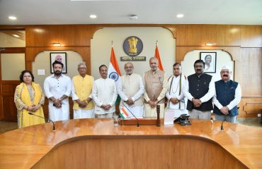 08.07.2025: संसदीय राजभाषा समितीच्या ९ सदस्यांनी समितीचे निमंत्रक खा. डॉ दिनेश शर्मा (उ.प्र.) यांच्या अध्यक्षतेखाली महाराष्ट्राचे राज्यपाल सी पी राधाकृष्णन यांची राजभवन मुंबई येथे भेट घेतली व समितीच्या मुंबई दौऱ्याबाबत माहिती दिली.  यावेळी समितीचे सदस्य खा. रामचंद्र जांगडा (हरियाणा), खा. राजेश वर्मा (बिहार), खा. कृतिदेवी देवबर्मन (त्रिपुरा), खा. किशोरीलाल शर्मा (उत्तर प्रदेश), खा. सतपाल ब्रह्मचारी (हरियाणा), खा, डॉ अजित गोपछडे (महाराष्ट्र), खा. विश्वेश्वर हेगडे (कर्नाटक) तसेच अधिकारी उपस्थित होते.