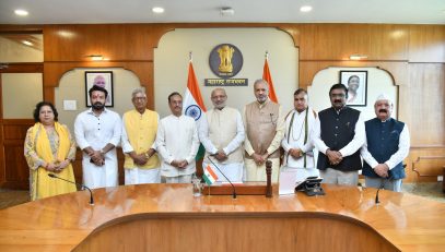 08.07.2025: संसदीय राजभाषा समितीच्या ९ सदस्यांनी समितीचे निमंत्रक खा. डॉ दिनेश शर्मा (उ.प्र.) यांच्या अध्यक्षतेखाली महाराष्ट्राचे राज्यपाल सी पी राधाकृष्णन यांची राजभवन मुंबई येथे भेट घेतली व समितीच्या मुंबई दौऱ्याबाबत माहिती दिली.  यावेळी समितीचे सदस्य खा. रामचंद्र जांगडा (हरियाणा), खा. राजेश वर्मा (बिहार), खा. कृतिदेवी देवबर्मन (त्रिपुरा), खा. किशोरीलाल शर्मा (उत्तर प्रदेश), खा. सतपाल ब्रह्मचारी (हरियाणा), खा, डॉ अजित गोपछडे (महाराष्ट्र), खा. विश्वेश्वर हेगडे (कर्नाटक) तसेच अधिकारी उपस्थित होते.