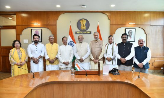 08.07.2025: संसदीय राजभाषा समितीच्या ९ सदस्यांनी समितीचे निमंत्रक खा. डॉ दिनेश शर्मा (उ.प्र.) यांच्या अध्यक्षतेखाली महाराष्ट्राचे राज्यपाल सी पी राधाकृष्णन यांची राजभवन मुंबई येथे भेट घेतली व समितीच्या मुंबई दौऱ्याबाबत माहिती दिली. यावेळी समितीचे सदस्य खा. रामचंद्र जांगडा (हरियाणा), खा. राजेश वर्मा (बिहार), खा. कृतिदेवी देवबर्मन (त्रिपुरा), खा. किशोरीलाल शर्मा (उत्तर प्रदेश), खा. सतपाल ब्रह्मचारी (हरियाणा), खा, डॉ अजित गोपछडे (महाराष्ट्र), खा. विश्वेश्वर हेगडे (कर्नाटक) तसेच अधिकारी उपस्थित होते.