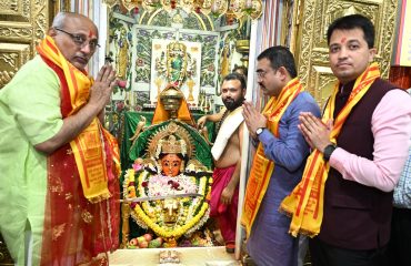 18.07.2025 : Governor visits Shree Mumbadevi Temple