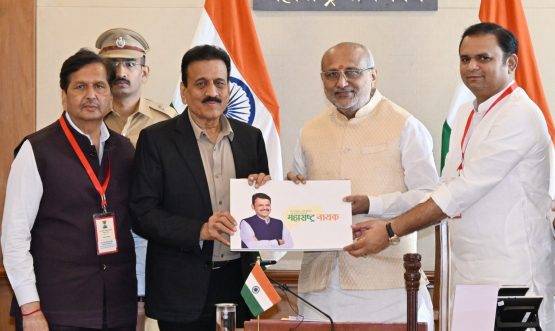 22.07.2025: राज्यपालांच्या हस्ते मुख्यमंत्री देवेंद्र फडणवीस यांच्या कार्यावर आधारित 'महाराष्ट्र नायक' या कॉफी टेबल पुस्तकाचे प्रकाशन