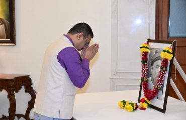 23.07.2025: भारतीय असंतोषाचे जनक लोकमान्य बाळ गंगाधर टिळक यांच्या १६९ व्या जयंती निमित्त राज्यपालांचे सचिव डॉ. प्रशांत नारनवरे यांनी राजभवन येथे लोकमान्य टिळक यांच्या प्रतिमेला पुष्पांजली वाहून अभिवादन केले. यावेळी राजभवनातील अधिकारी व कर्मचाऱ्यांनी देखील लोकमान्य टिळकांच्या प्रतिमेला अभिवादन केले.