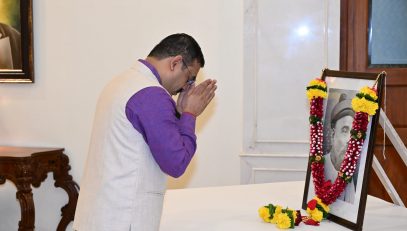 23.07.2025: भारतीय असंतोषाचे जनक लोकमान्य बाळ गंगाधर टिळक यांच्या १६९ व्या जयंती निमित्त राज्यपालांचे सचिव डॉ. प्रशांत नारनवरे यांनी राजभवन येथे लोकमान्य टिळक यांच्या प्रतिमेला पुष्पांजली वाहून अभिवादन केले. यावेळी राजभवनातील अधिकारी व कर्मचाऱ्यांनी देखील लोकमान्य टिळकांच्या प्रतिमेला अभिवादन केले.