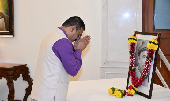 23.07.2025: भारतीय असंतोषाचे जनक लोकमान्य बाळ गंगाधर टिळक यांच्या १६९ व्या जयंती निमित्त राज्यपालांचे सचिव डॉ. प्रशांत नारनवरे यांनी राजभवन येथे लोकमान्य टिळक यांच्या प्रतिमेला पुष्पांजली वाहून अभिवादन केले. यावेळी राजभवनातील अधिकारी व कर्मचाऱ्यांनी देखील लोकमान्य टिळकांच्या प्रतिमेला अभिवादन केले.