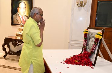 राज्यपालांचे लोकमान्य टिळक यांना अभिवादन