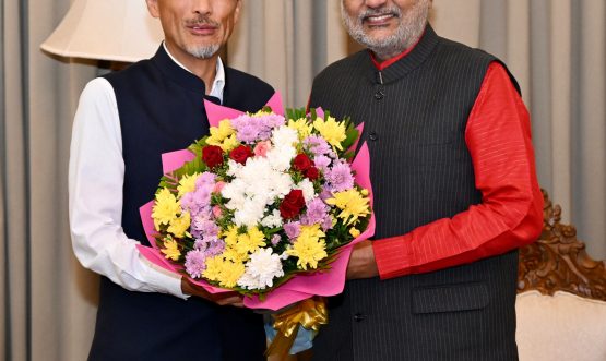 29.07.2025: जपानचे भारतातील राजदूत केइची ओनो यांनी आज महाराष्ट्राचे राज्यपाल सी. पी. राधाकृष्णन यांची राजभवन, मुंबई येथे सदिच्छा भेट घेतली. यावेळी जपान आणि महाराष्ट्र यांचेमध्ये व्दिपक्षीय व्यापार, क्रीडा, पर्यटन, सुक्ष्म, लघू व मध्यम उदयोग, भाषा तसेच विद्यापीठ स्तरावर सहकार्य वाढविण्याबाबत चर्चा झाली. बैठकीला जपानचे मुंबईतील वाणिज्यदूत यागी कोजी, भारतातील जपान दूतावासाचे प्रथम सचिव कावाकामी मासाहिरो, जपान दूतावासातील द्वितीय सचिव हासेगावा नोरिफुमी, उप-वाणिज्य दूत निशियो रियो आदी उपस्थित होते.