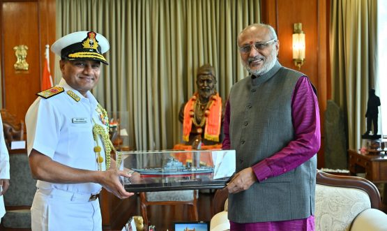 Vice Admiral Krishna Swaminathan, AVSM, VSM, Flag Officer Commanding-in-Chief, Western Naval Command meets Governor