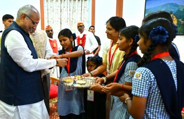 07.08.2025: दृष्टिहीन मुली, आदिवासी विद्यार्थिनी, बचत गट महिलांकडून राज्यपालांना रक्षाबंधन
