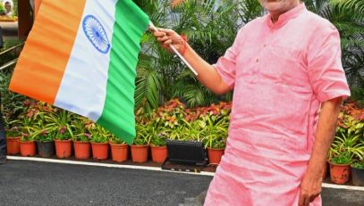 14.08.2025: भारतीय स्वातंत्र्यदिनाच्या पूर्व दिवशी #हर घर तिरंगा अभियानांतर्गत राजभवन पुणे येथे राष्ट्रध्वजासह राज्यपाल सी पी राधाकृष्णन