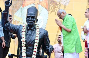 26.08.2025: राज्यपाल सी पी राधाकृष्णन यांनी स्वातंत्र्यवीर सावरकर राष्ट्रीय स्मारक येथे जाऊन वीर सावरकर यांच्या प्रतिमेला पुष्पांजली वाहून अभिवादन केले. राज्याचे सांस्कृतिक कार्य व माहिती तंत्रज्ञान मंत्री आशिष शेलार व आमदार अमित साटम यांनी राज्यपालांचे स्वागत केले.