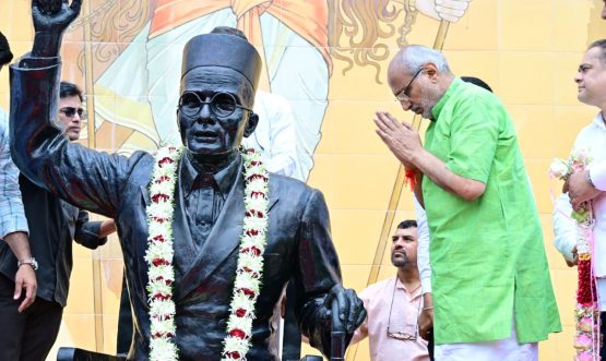 26.08.2025: Governor C. P. Radhakrishnan visited the Swatantryaveer Savarkar National Memorial and paid his respects by offering floral tributes to the statue of Veer Savarkar.
Minister for Cultural Affairs and Information Technology Ashish Shelar and MLA Amit Satam welcomed the Governor.