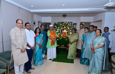 28.08.2025: Maharashtra Governor C. P. Radhakrishnan visited the residence of former Minister Vinod Tawde for the darshan of Lord Ganesh.
