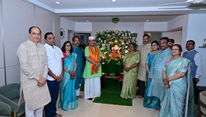 28.08.2025: राज्यपाल सी पी राधाकृष्णन यांनी राज्याचे माजी मंत्री विनोद तावडे यांच्या निवासस्थानी श्रीगणेशाचे दर्शन घेतले.