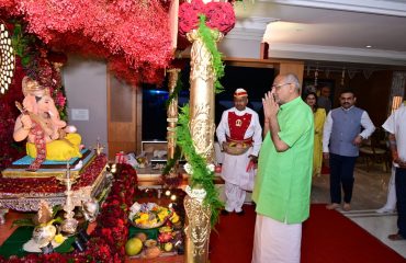 Governor visits Ganpati at the residence of Milind Narvekar