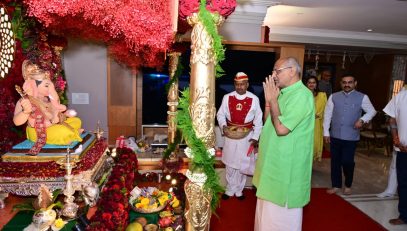 Governor visits Ganpati at the residence of Milind Narvekar