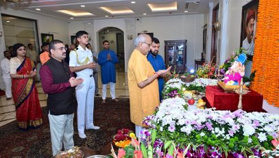 27.08.2025: गणेश चतुर्थी निमित्त राज्यपाल सी.पी. राधाकृष्णन यांनी आज राजभवन येथील आपल्या निवासस्थानी गणरायाची प्रतिष्ठापना केली. यावेळी राज्यपालांनी राजभवनातील अधिकारी व कर्मचारी यांचेसह गणरायाची आरती केली. यावेळी राज्यपालांचे कुटुंबीय तसेच राजभवनातील कर्मचारी व अधिकारी उपस्थित होते.