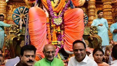 Governor visits Mumbai’s popular Ganeshotsav Mandal Lalbaug Cha Raja