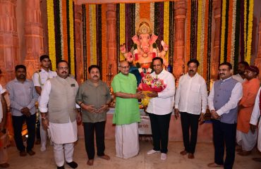 Governor visits the Bandra West Sarvajanik Ganeshotsav Mandal