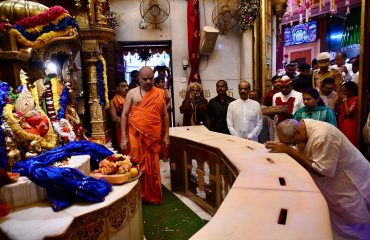 29.08.2025: राज्यपालांनी मुंबईतील सिद्धिविनायक मंदिर येथे गणरायाचे दर्शन घेतले