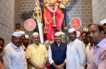 Governor visits theSarvajanik Ganeshotsav Mandal of the Tiffin Box Suppliers’ Association