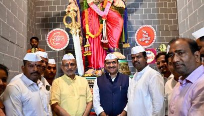 Governor visits theSarvajanik Ganeshotsav Mandal of the Tiffin Box Suppliers’ Association