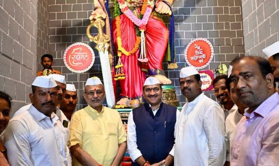 Governor visits theSarvajanik Ganeshotsav Mandal of the Tiffin Box Suppliers’ Association