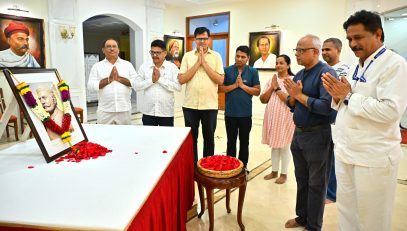 07.09.2025 : थोर क्रांतिकारक राजे उमाजी नाईक यांच्या जयंतीनिमित्त राजभवन मुंबई येथे त्यांच्या प्रतिमेला पुष्पांजली अर्पण करून अभिवादन करण्यात आले. यावेळी राजभवनातील कर्मचारी व अधिकारी उपस्थित होते.