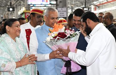 14.09.2025 : आचार्य देवव्रत यांचे मुख्यमंत्री व उपमुख्यमंत्री यांनी पश्चिम रेल्वेच्या मुंबई सेंट्रल स्थानकावर पुष्पगुच्छ देऊन केले स्वागत