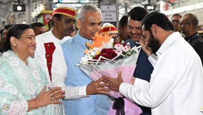 14.09.2025 : आचार्य देवव्रत यांचे मुख्यमंत्री व उपमुख्यमंत्री यांनी पश्चिम रेल्वेच्या मुंबई सेंट्रल स्थानकावर पुष्पगुच्छ देऊन केले स्वागत