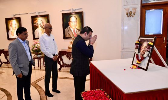 17.09.2025 : प्रबोधनकार ठाकरे यांना राजभवन येथे अभिवादन