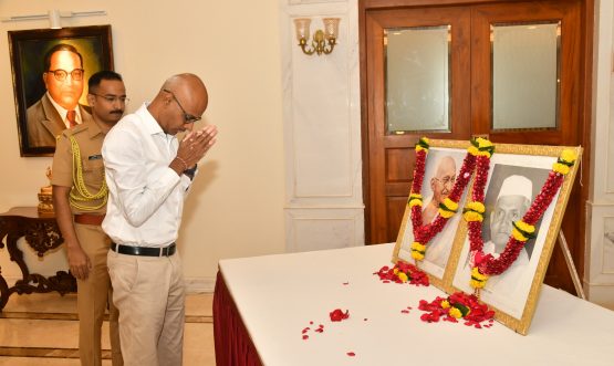 02.10.2025 : Floral tributes were offered to the portraits of the Father of the Nation Mahatma Gandhi and former Prime Minister of India Bharat Ratna Lal Bahadur Shastri on the occasion of their birth anniversary at Maharashtra Raj Bhavan Mumbai. Deputy Secretary to the Governor S. Ramamoorthy offered floral tributes to the portrait of Mahatma Gandhi and Lal Bahadur Shastri. Comptroller of the Governor’s Households Dr Nishikant Deshpande, ADC to the Governor Abhaysinha Deshmukh and other officers and staff of Raj Bhavan also offered their tributes to the great national leaders.