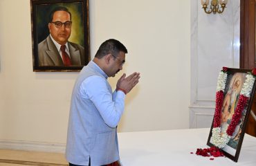 07.10.2025:   Floral tributes were offered to the portrait of Maharshi Valmiki on the occasion of his birth anniversary at Raj Bhavan, Mumbai. Secretary to the Governor Dr. Prashant Narnaware offered floral tribute to the portrait of Maharshi Valmiki on the occasion. Deputy Secretary to the Governor S. Ramamoorthy, Comptroller of the Governor’s Households Dr Nishikant Deshpande, ADC to the Governor Lt.  Vikram Kumar, officers and staff of Raj Bhavan also paid their tributes to Maharshi Valmiki.